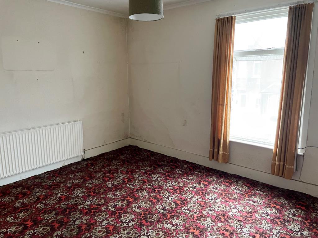 Lot: 19 - FREEHOLD PROPERTY WITH VACANT FLAT FOR REFURBISHMENT, PLUS GROUND RENTAL - Living room